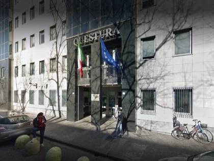Udine, straniero minaccia poliziotti in questura: "Vi taglio la gola"